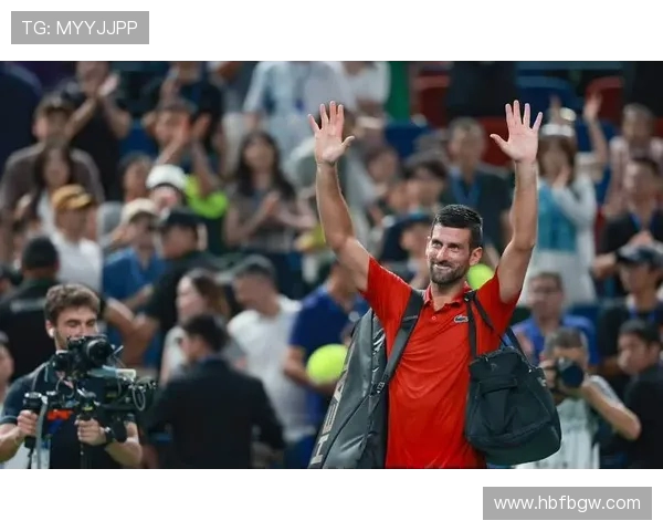 梦幻联动C罗与德约科维奇合影互换签名球衣引发球迷热议